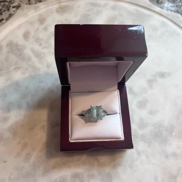 Blue Topaz | 3 Stone | 14k gold ring - Picture 3 of 11